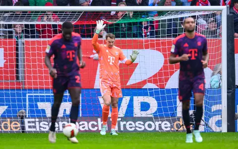Bayern-Torwart Manuel Neuer nach seinem fatalen Patzer.  - Foto: Tom Weller/dpa