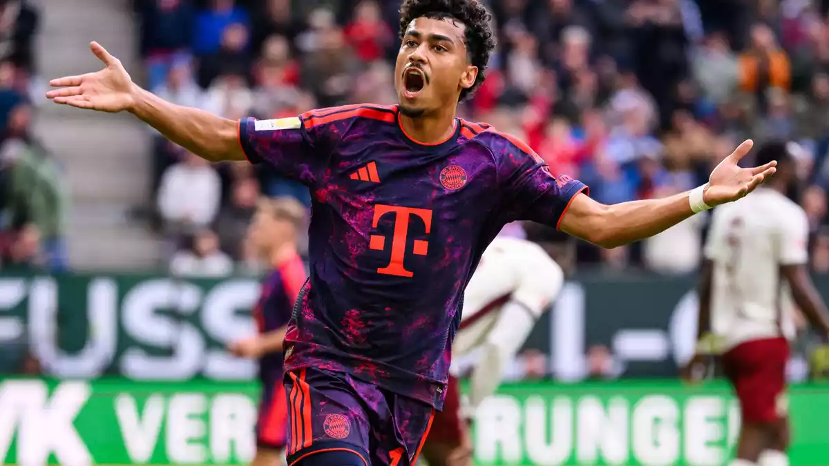 Bayerns Nationalspieler Nathaniel Brown jubelt über das Tor zum 2:2 in Augsburg. - Bild: Tom Weller/dpa