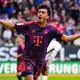 Bayerns Nationalspieler Nathaniel Brown jubelt über das Tor zum 2:2 in Augsburg. - Bild: Tom Weller/dpa