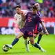 Die Augsburger um Fabian Rieder (l) verlangen den Bayern-Stars wieder alles ab. - Bild: Tom Weller/dpa