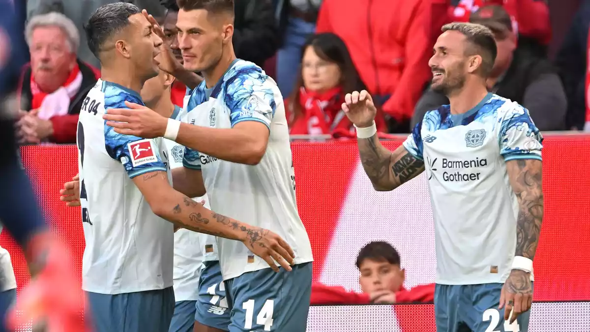 Leverkusen jubelt über einen Sieg in Mainz. - Bild: Torsten Silz/dpa