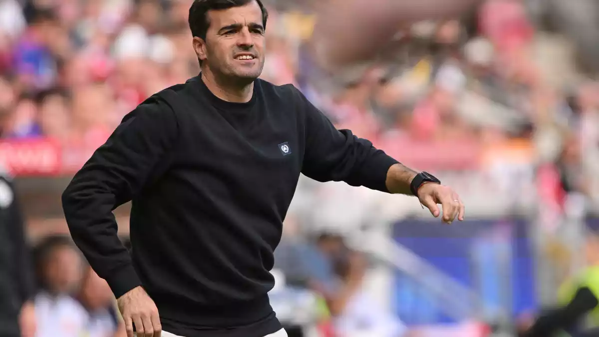 Musste bis zum Ende zittern: Bayer-Coach Carles Martínez - Bild: Torsten Silz/dpa