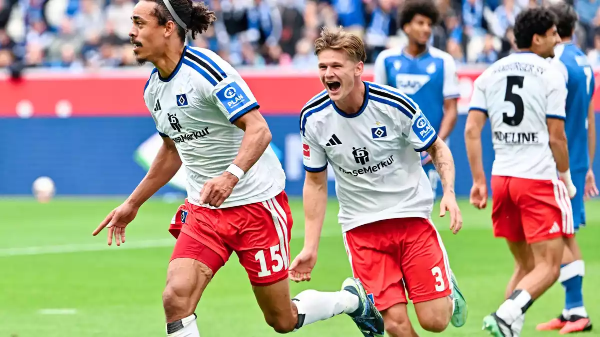 Yussuf Poulsen (l.) geht als Torschütze beim HSV voran.  - Bild: Uwe Anspach/dpa