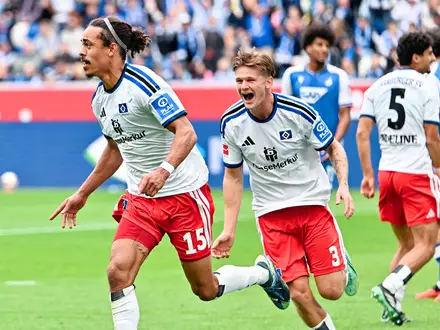 Yussuf Poulsen (l.) geht als Torschütze beim HSV voran.  - Foto: Uwe Anspach/dpa