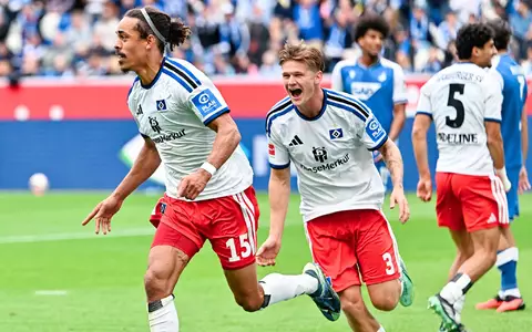 Yussuf Poulsen (l.) geht als Torschütze beim HSV voran.  - Foto: Uwe Anspach/dpa