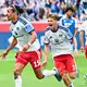 Yussuf Poulsen (l.) geht als Torschütze beim HSV voran.  - Bild: Uwe Anspach/dpa