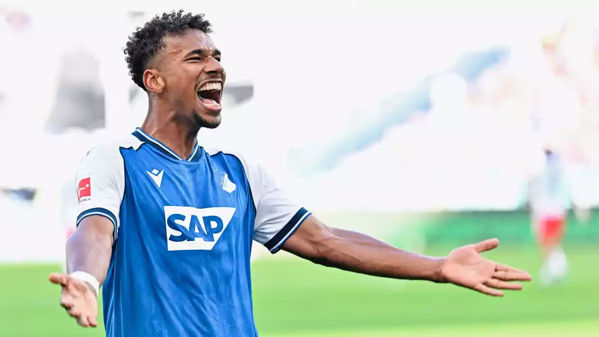 Jubel bei Bambasé Conte nach seinem Führungstreffer gegen den HSV.  - Bild: Uwe Anspach/dpa