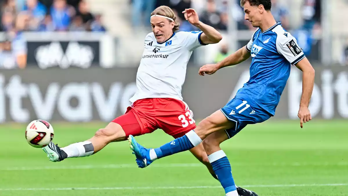  Sebastiaan Bornauw (l.) klärt für den HSV. - Bild: Uwe Anspach/dpa