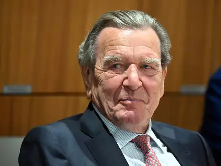 Die SPD Oberpfalz will, dass Altkanzler Schröder aus der Partei ausgeschlossen wird. (Archivbild) - Foto: Julian Stratenschulte/dpa
