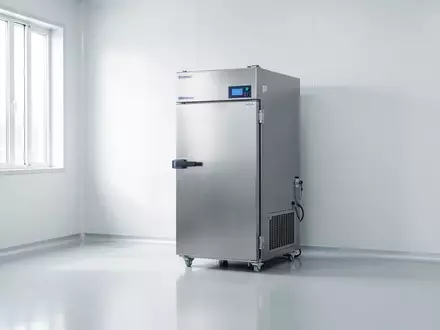 Ein steriler, minimalistischer Laborraum mit einem professionellen Tiefkühlgerät in einer hellen, klinischen Umgebung. - Foto: über boerse-global.de