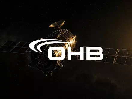 Ein moderner Satellit vor dem dunklen Hintergrund des Weltalls bei atmosphärischer Beleuchtung. - Foto: über boerse-global.de