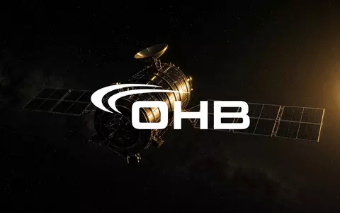 Ein moderner Satellit vor dem dunklen Hintergrund des Weltalls bei atmosphärischer Beleuchtung. - Foto: über boerse-global.de