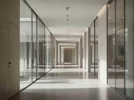 Ein heller, minimalistischer Flur in einem modernen europäischen Verwaltungsgebäude mit klaren architektonischen Linien. - Foto: über boerse-global.de