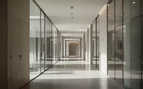 Ein heller, minimalistischer Flur in einem modernen europäischen Verwaltungsgebäude mit klaren architektonischen Linien. - Foto: über boerse-global.de