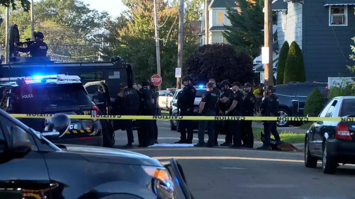 Neun Menschen sind bei einer Gewalttat in der Stadt Erie im US-Staat Pennsylvania getötet worden.  - Bild: Matt Barnum/WJET/AP/dpa