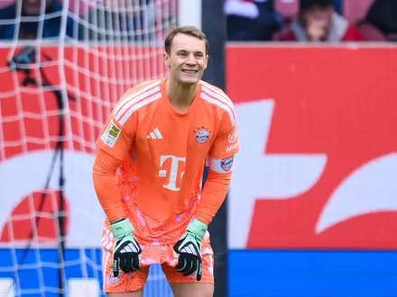 Bayern-Torwart Manuel Neuer nach seinem groben Patzer gegen Augsburg. - Foto: Tom Weller/dpa