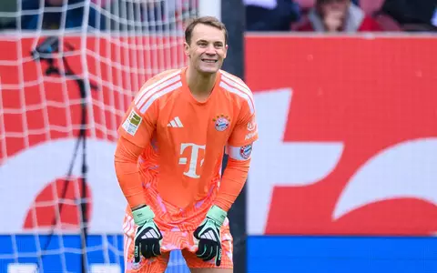 Bayern-Torwart Manuel Neuer nach seinem groben Patzer gegen Augsburg. - Foto: Tom Weller/dpa
