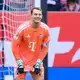 Bayern-Torwart Manuel Neuer nach seinem groben Patzer gegen Augsburg. - Bild: Tom Weller/dpa