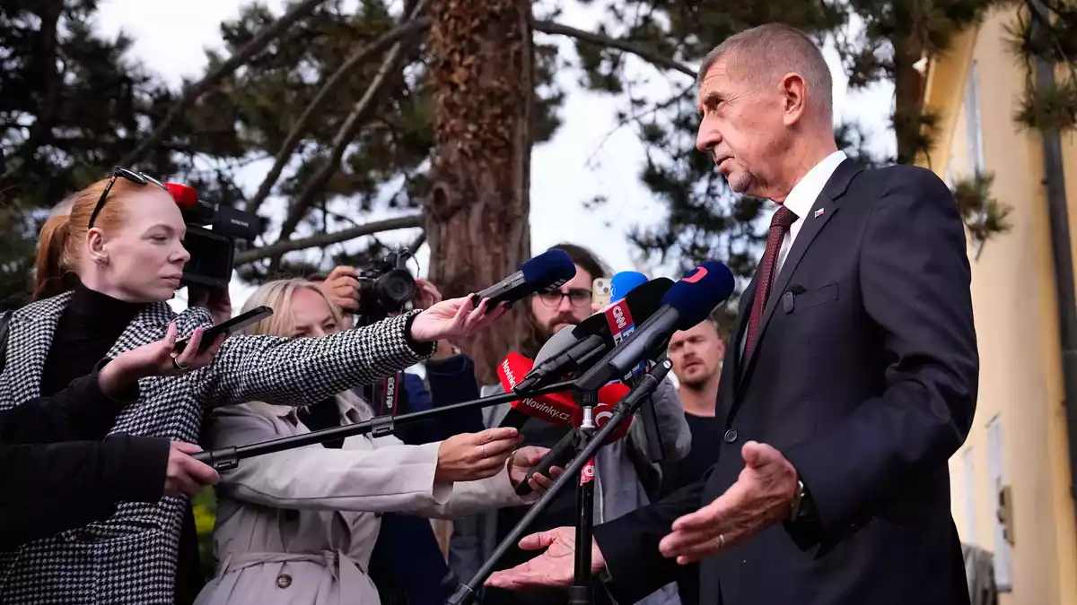 Der tschechische Ministerpräsident Andrej Babis (ANO) spricht mit den Medien, nachdem er bei den Senats- und Kommunalwahlen seine Stimme abgegeben hat. - Bild: Petr David Josek/AP/dpa