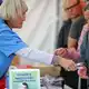 Bei einer Wahlkampfveranstaltung der rechtspopulistischen Partei ANO in Prag werden Werbemittel wie Kugelschreiber verteilt. - Bild: Michael Heitmann/dpa