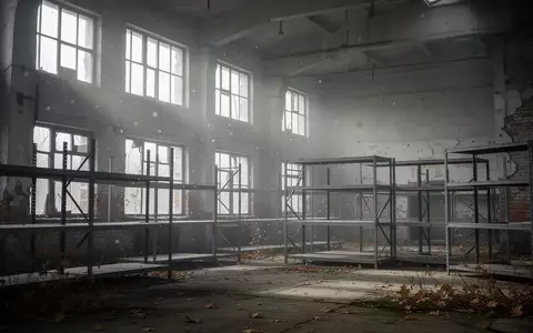 Ein verlassenes und beschädigtes Lagerhaus mit leeren Stahlregalen in einer kühlen, herbstlichen Atmosphäre. - Foto: über boerse-global.de