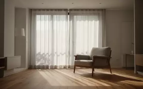 Ein helles, minimalistisch eingerichtetes Wohnzimmer mit bodentiefen Fenstern und sanftem Tageslicht, das eine ruhige Atmosphäre ausstrahlt. - Foto: über boerse-global.de