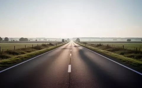 Eine leere Landstraße in der Morgendämmerung, die symbolisch für den täglichen Arbeitsweg steht. - Foto: über boerse-global.de