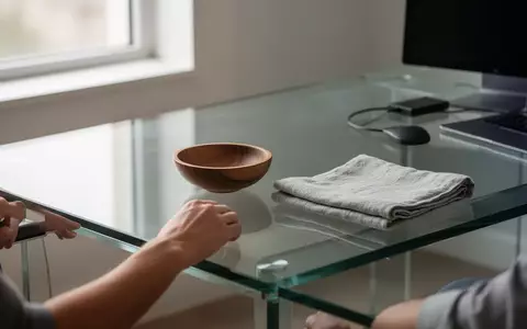 Ein minimalistischer, heller Schreibtisch mit einer leeren Holzschale und einem Stofftuch in einer ruhigen Umgebung. - Foto: über boerse-global.de