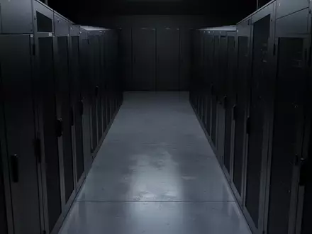 Ein minimalistischer, leerer Serverraum mit matten Schränken und kühler, schattenreicher Beleuchtung. - Foto: über boerse-global.de