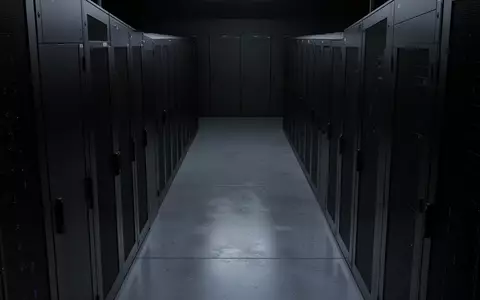 Ein minimalistischer, leerer Serverraum mit matten Schränken und kühler, schattenreicher Beleuchtung. - Foto: über boerse-global.de