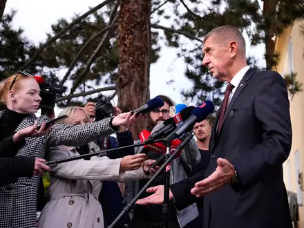 Der tschechische Ministerpräsident Andrej Babis (ANO) spricht mit den Medien, nachdem er bei den Senats- und Kommunalwahlen seine Stimme abgegeben hat. - Foto: Petr David Josek/AP/dpa