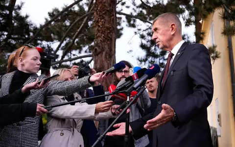 Der tschechische Ministerpräsident Andrej Babis (ANO) spricht mit den Medien, nachdem er bei den Senats- und Kommunalwahlen seine Stimme abgegeben hat. - Foto: Petr David Josek/AP/dpa