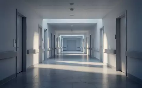 Ein leerer, modern gestalteter Krankenhausflur mit neutralem Licht und klaren architektonischen Linien. - Foto: ĂŒber boerse-global.de