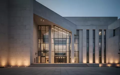 Moderne Fassade eines öffentlichen Verwaltungsgebäudes in der Abenddämmerung mit Fokus auf Architektur und Struktur. - Foto: über boerse-global.de
