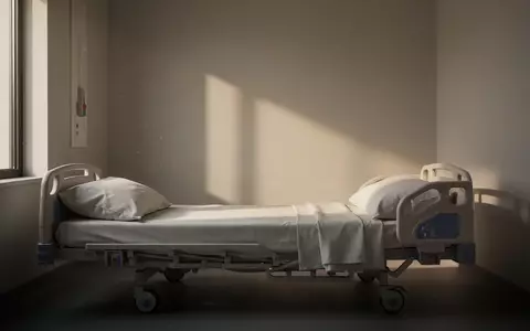Ein minimalistisches, ruhiges Patientenzimmer mit sanftem Tageslicht, das auf ein leeres, ordentlich gemachtes Bett fällt. - Foto: über boerse-global.de
