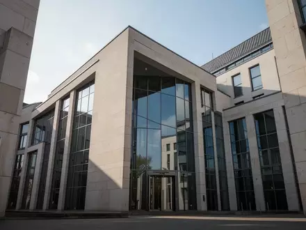 Das Gebäude des Bundesverfassungsgerichts in Karlsruhe in einer sachlichen Architekturaufnahme. - Foto: über boerse-global.de