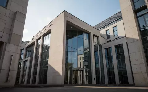 Das Gebäude des Bundesverfassungsgerichts in Karlsruhe in einer sachlichen Architekturaufnahme. - Foto: über boerse-global.de