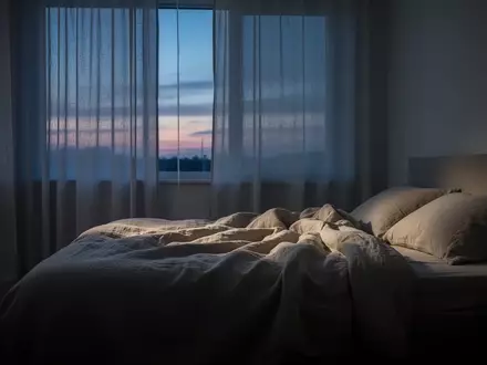 Ein minimalistisch eingerichtetes Schlafzimmer in der Morgendämmerung, das die Bedeutung von Schlafrhythmen und Ruhe symbolisiert. - Foto: über boerse-global.de