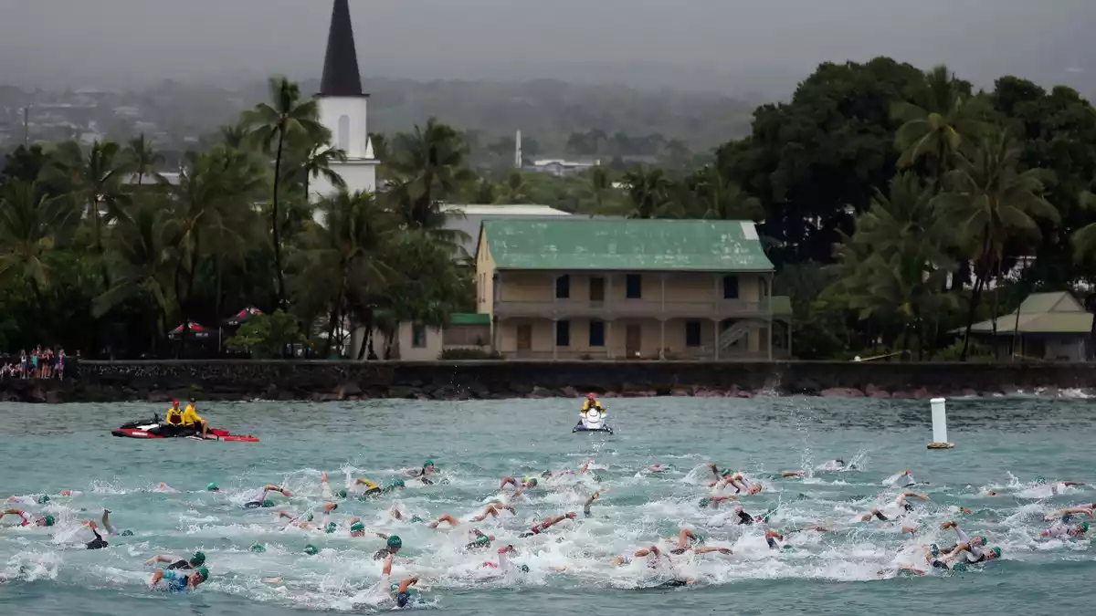 Beim Schwimmen lief alles noch perfekt für Lange.  - Bild: Ezra Shaw/Getty Images for IRONMAN/dpa