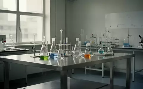 Ein minimalistisches, helles Labor mit Edelstahltisch und wissenschaftlichen Glasgeräten bei natürlichem Tageslicht. - Foto: über boerse-global.de