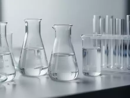 Leere Laborausrüstung mit Glasbechern und Reagenzgläsern in einer sterilen Forschungsumgebung. - Foto: über boerse-global.de