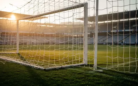 Ein leeres Fußballtor auf einem gepflegten Rasenplatz bei Sonnenaufgang. - Foto: über boerse-global.de