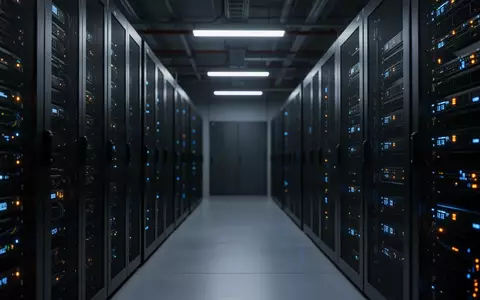 Modernes Server-Rechenzentrum mit dunklen Serverschränken und blinkenden Statusleuchten in einer professionellen IT-Umgebung. - Foto: über boerse-global.de