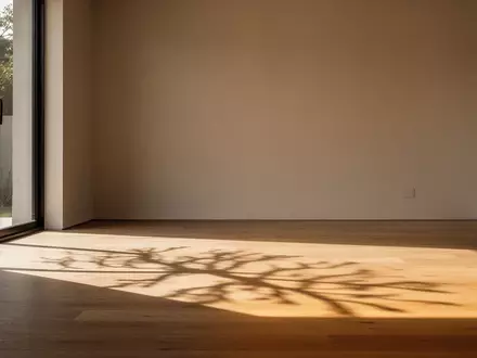 Ein minimalistischer, lichtdurchfluteter Fitnessraum mit hellem Holzboden und neutraler Wandgestaltung. - Foto: über boerse-global.de