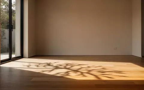 Ein minimalistischer, lichtdurchfluteter Fitnessraum mit hellem Holzboden und neutraler Wandgestaltung. - Foto: über boerse-global.de