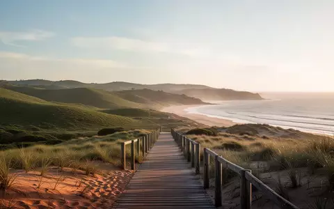 Eine friedliche Küstenlandschaft in Uruguay mit sanften Hügeln und weitem Blick auf den Atlantik im Morgenlicht. - Foto: über boerse-global.de