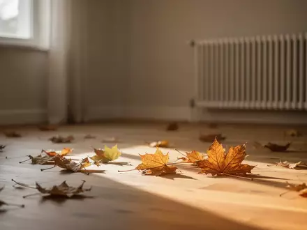 Ein sonnendurchfluteter, minimalistischer Wohnraum mit einem Heizkörper an der Wand bei natürlichem Tageslicht. - Foto: über boerse-global.de