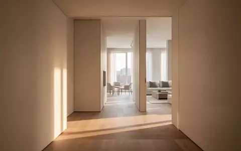 Ein heller, minimalistischer Flur in einer modernen Wohnung mit Tageslicht und klaren architektonischen Linien. - Foto: über boerse-global.de