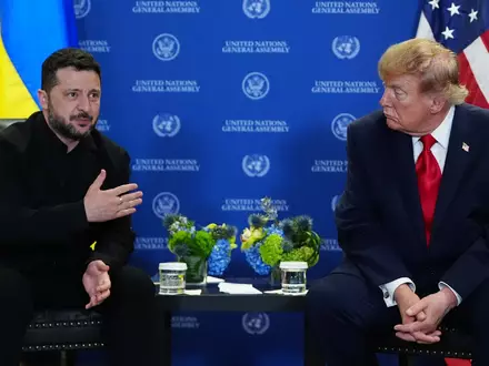 Die ukrainische Regierung stellt sich hinter Selenskyj. Zuvor hatte Trump einen neuen Präsidenten gefordert. (Archivild) - Foto: Julia Demaree Nikhinson/AP/dpa