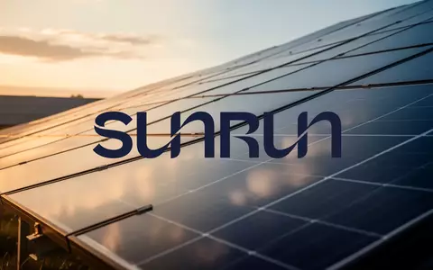 Moderne Solaranlage bei Sonnenuntergang als Symbol für den Sektor erneuerbare Energien. - Foto: über boerse-global.de